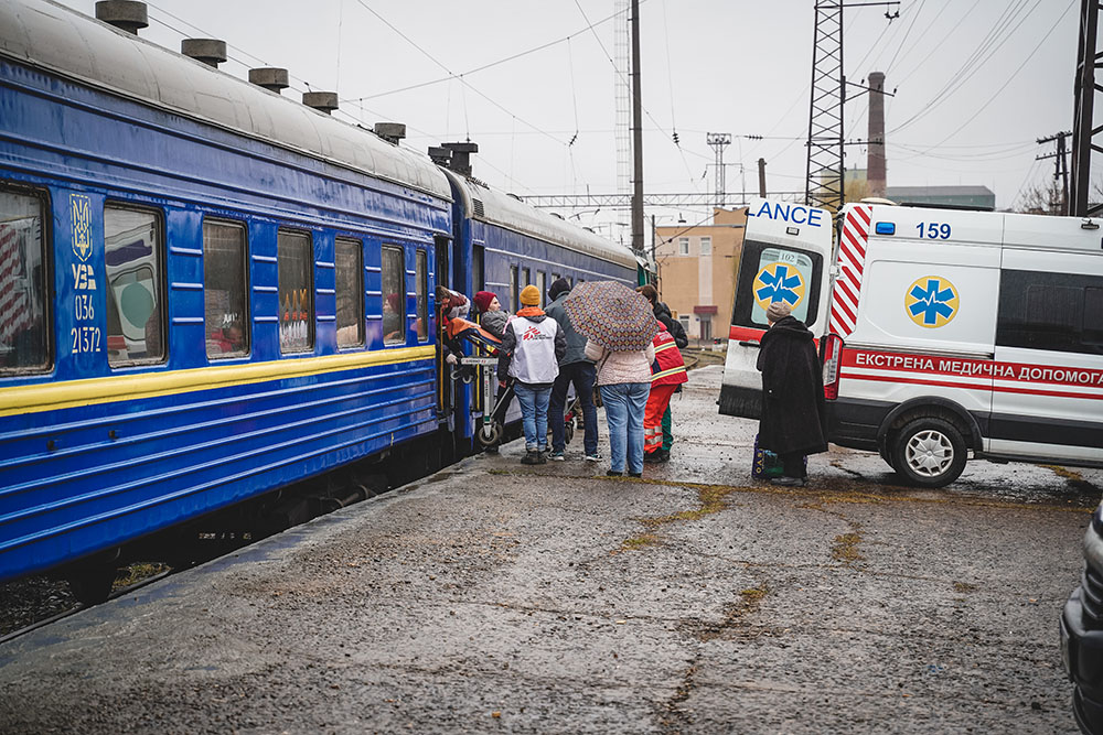 The arrival in Lviv of MSF’s first medical referral train on Friday 01 April 2022. MSF did its first medical train referral on a 2-carriage train converted specifically.