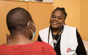 A doctor consults a patient in Michael Mapongwane Community Health Centre’s HIV/TB unit in Khayelitsha, Western Cape, where MSF works alongside the health ministry to provide a range of integrated HIV TB services. 