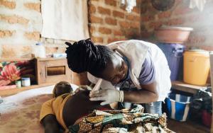 Midwife Sia Kallon listens to the heartbeat of 30-year old Baidu Jinnah Sheriff’s unborn baby, Sierra Leone