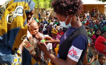 40 Years of Medical Services in Mozambique: An MSF staff member measures a child’s middle-upper arm circumference to check for malnutrition