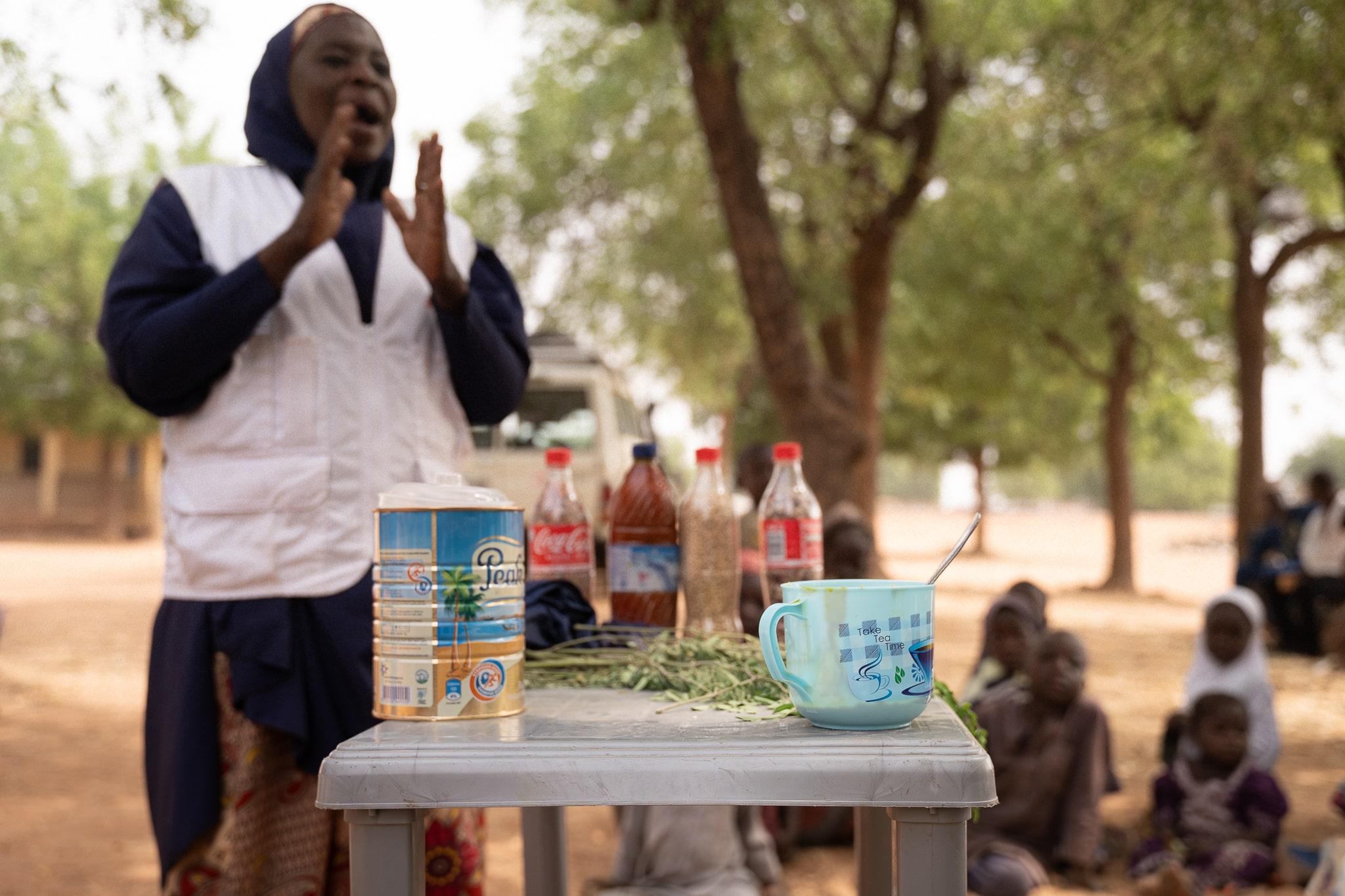 Acute Malnutrition in Nigeria: Maryam Muhammad, MSF health promotion supervisor in Kebbi, conducts a Tom Brown recipe demonstration in Maishaka village, Kebbi State, North West Nigeria. Around a hundred women participated in this demonstration.