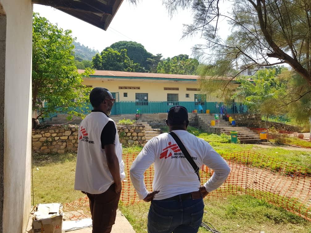 Awareness-Raising of Mpox in DRC - Two MSF agents at the isolation center set up at the Uvira general reference hospital. In the Uvira health zone in South Kivu, MSF set up an isolation center at the Uvira general referral hospital to treat patients suffering from the severe form of Mpox. Since June 17, more than 400 patients have been treated. The team also monitors simple outpatient cases within the community. We also provide kits for medical care and sampling, train medical staff in medical management.