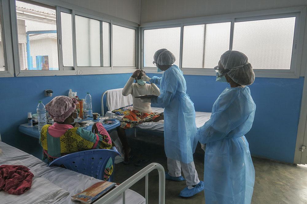 Round of medical staff in the Covid-19 patients ward. 