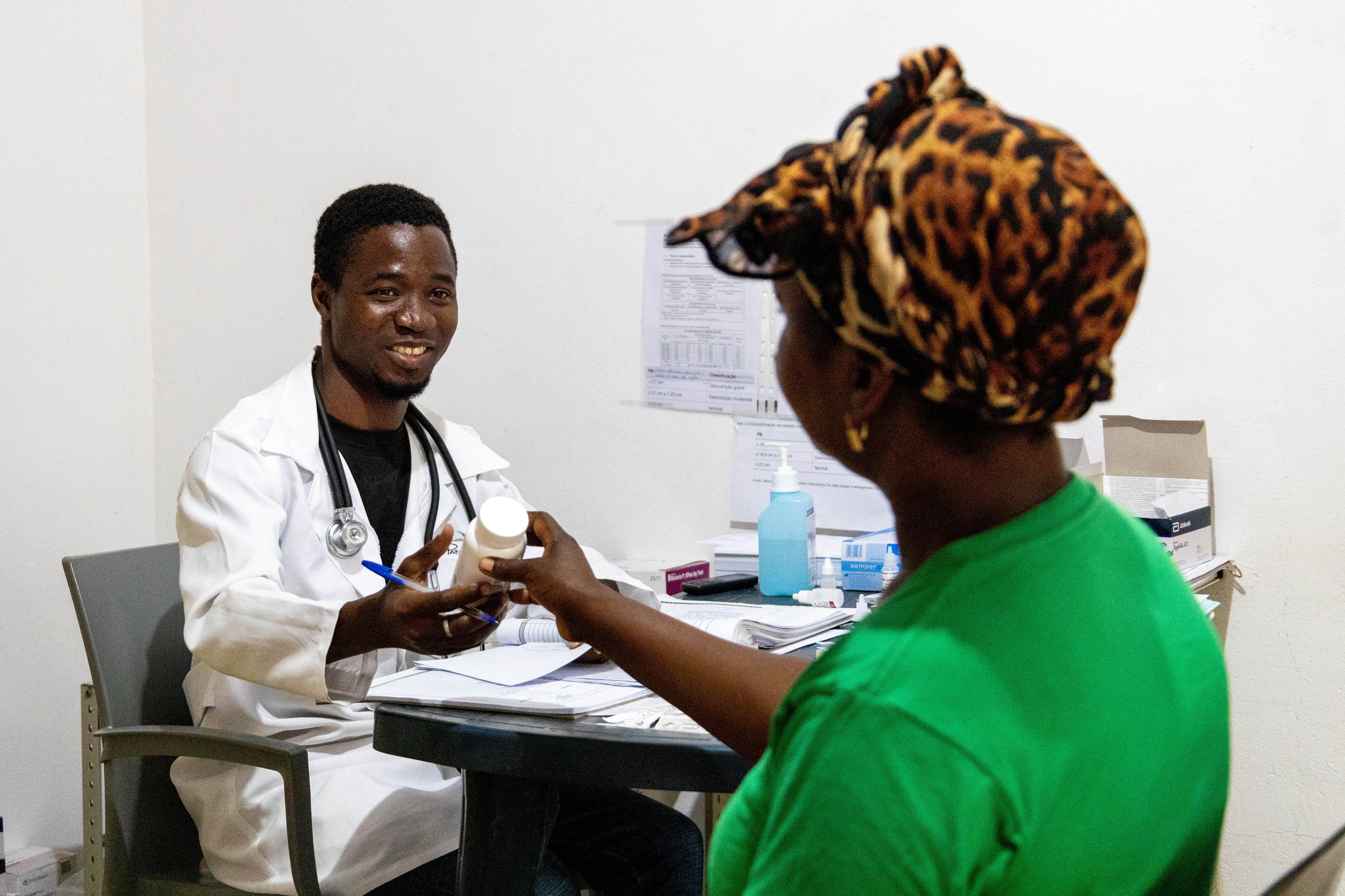 HIV care is a critical component of our women's health programs. Here a patient talks to MSF’s Clinical Officer, to receive ART and monitor her health.