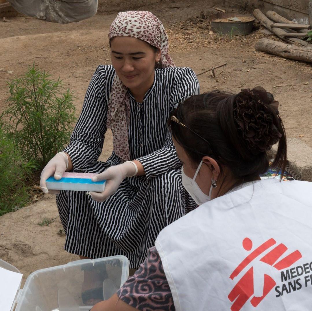 Drug-Resistant TB in Tajikistan: MSF nurse Shakhlo reviews the children’s medication with Surayo and reminds her how and when it should be taken. The kids are now taking five pills a day.