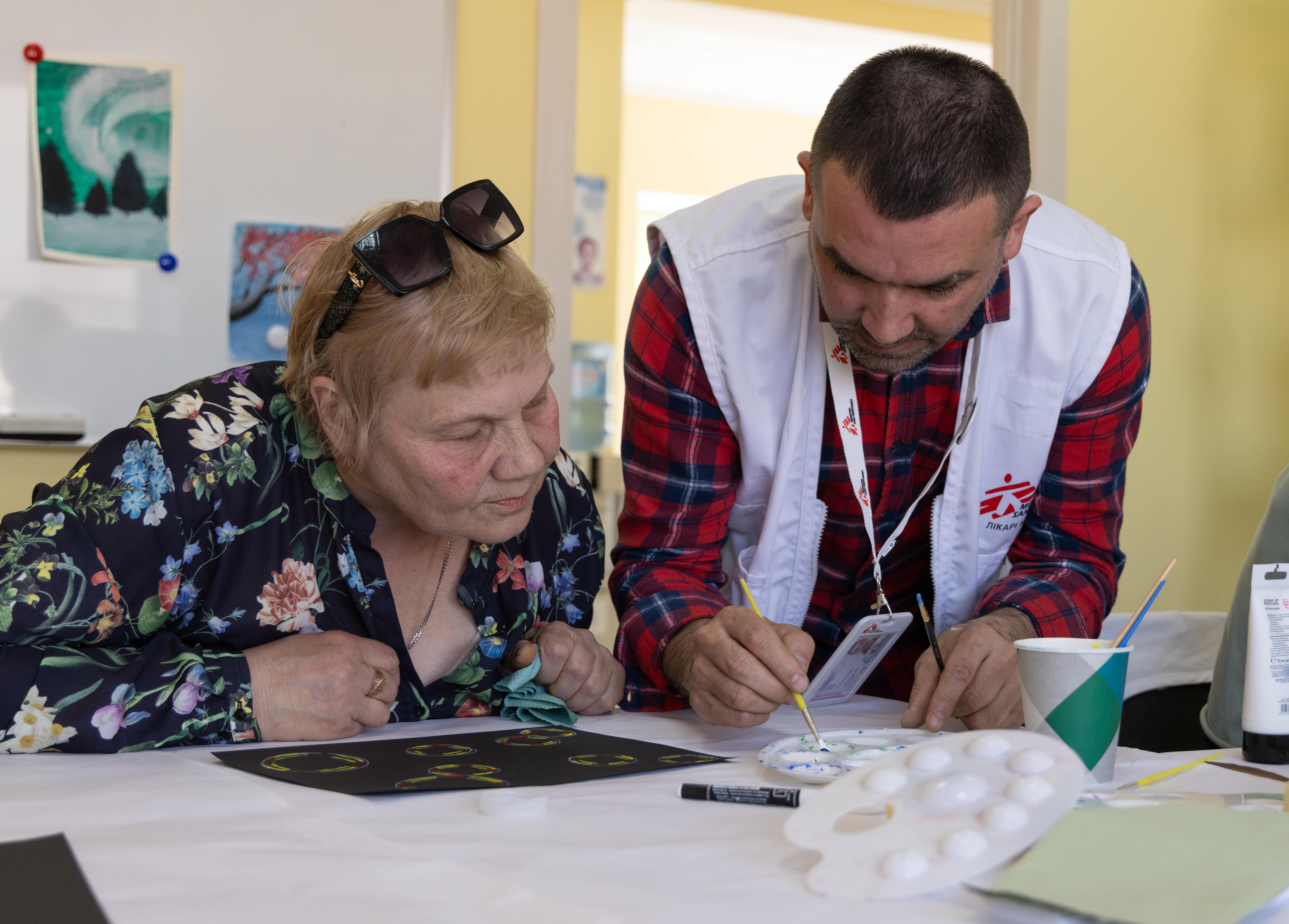 Psychological Support in Ukraine: Oleh Pohrebniak, MSF health promoter, talks to Natalia Mikytska during a group session at the MSF trauma centre in Vinnytsia. She is from Vinnytsia. She’s attending this workshop for the fifth time. She’s learned about MSF thanks to friends of her.