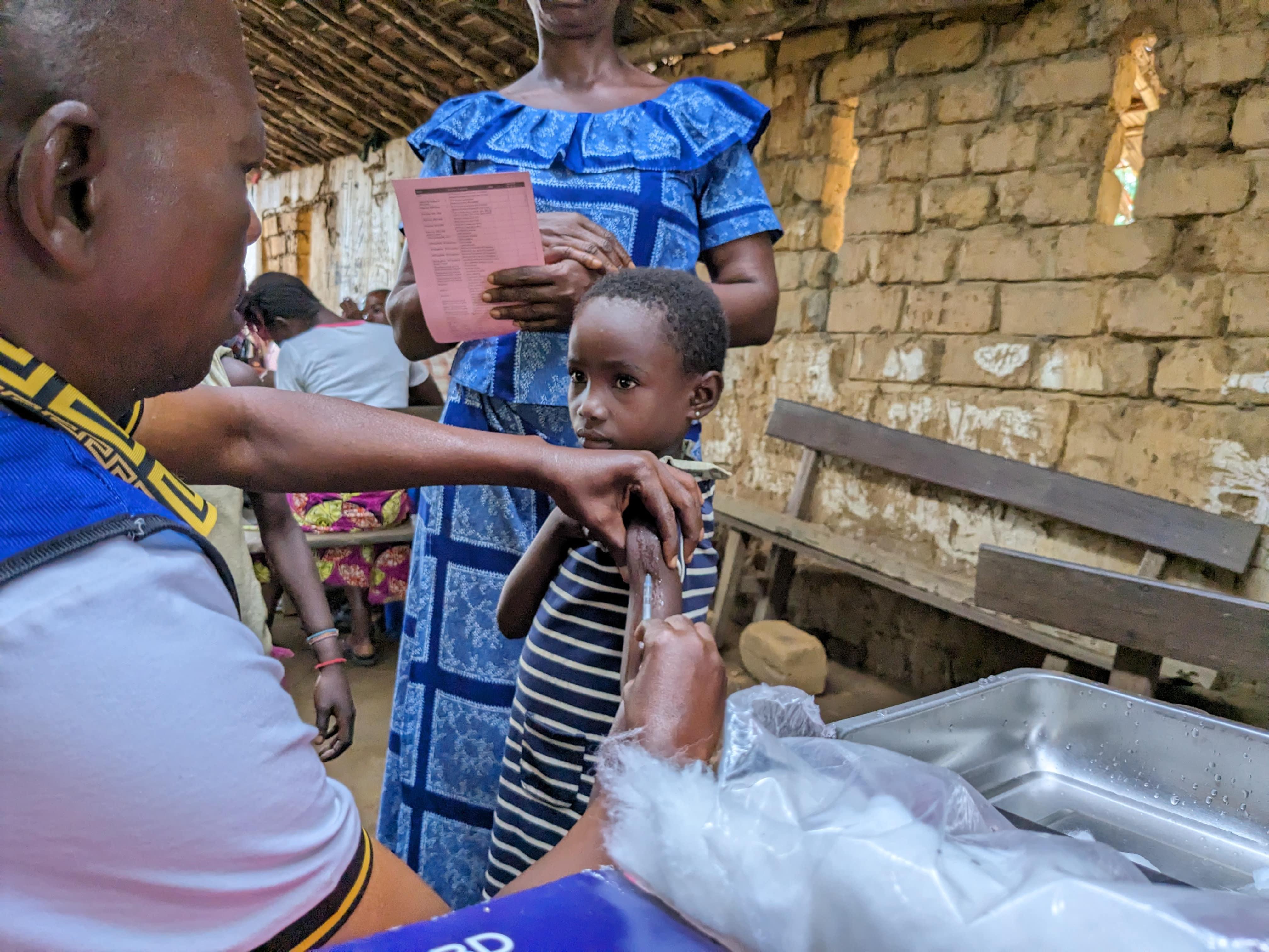 MSF Emergency Response DRC Measles: Measles vaccination campaign carried out by MSF in the Ingende health zone, Equateur province.  During this emergency campaign, 62,645 children aged between 6 months and 9 years were vaccinated against measles in the 18 health areas in the zone.