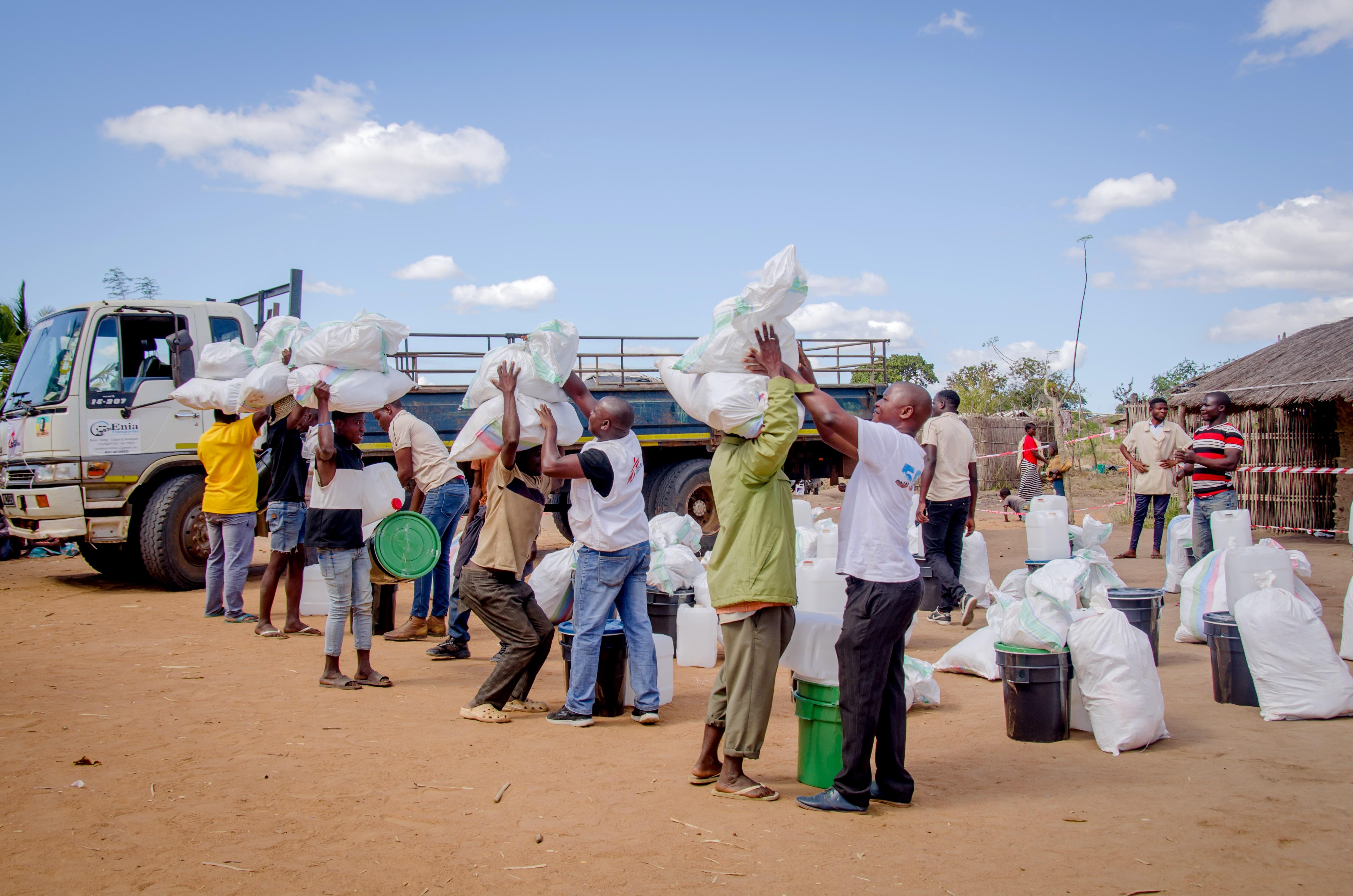40 Years of Medical Services in Mozambique: An MSF team distributes kits of essential items such as tents, jerrycans and mosquito nets in Ntele, in Montepuez