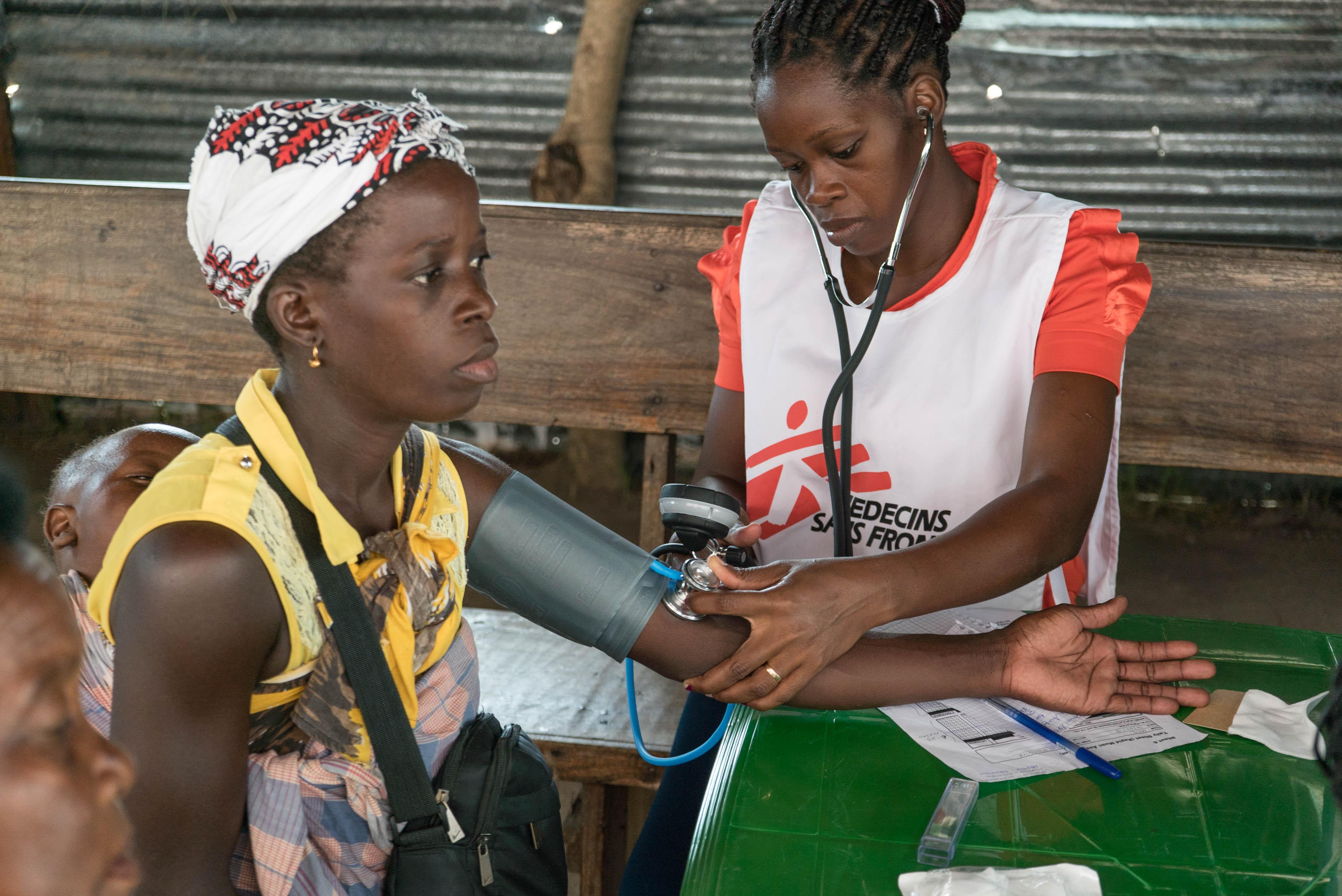 40 Years of Medical Services in Mozambique: The nurse Cecília Passarinho Chigarisso Armando takes the blood pressure of a patient