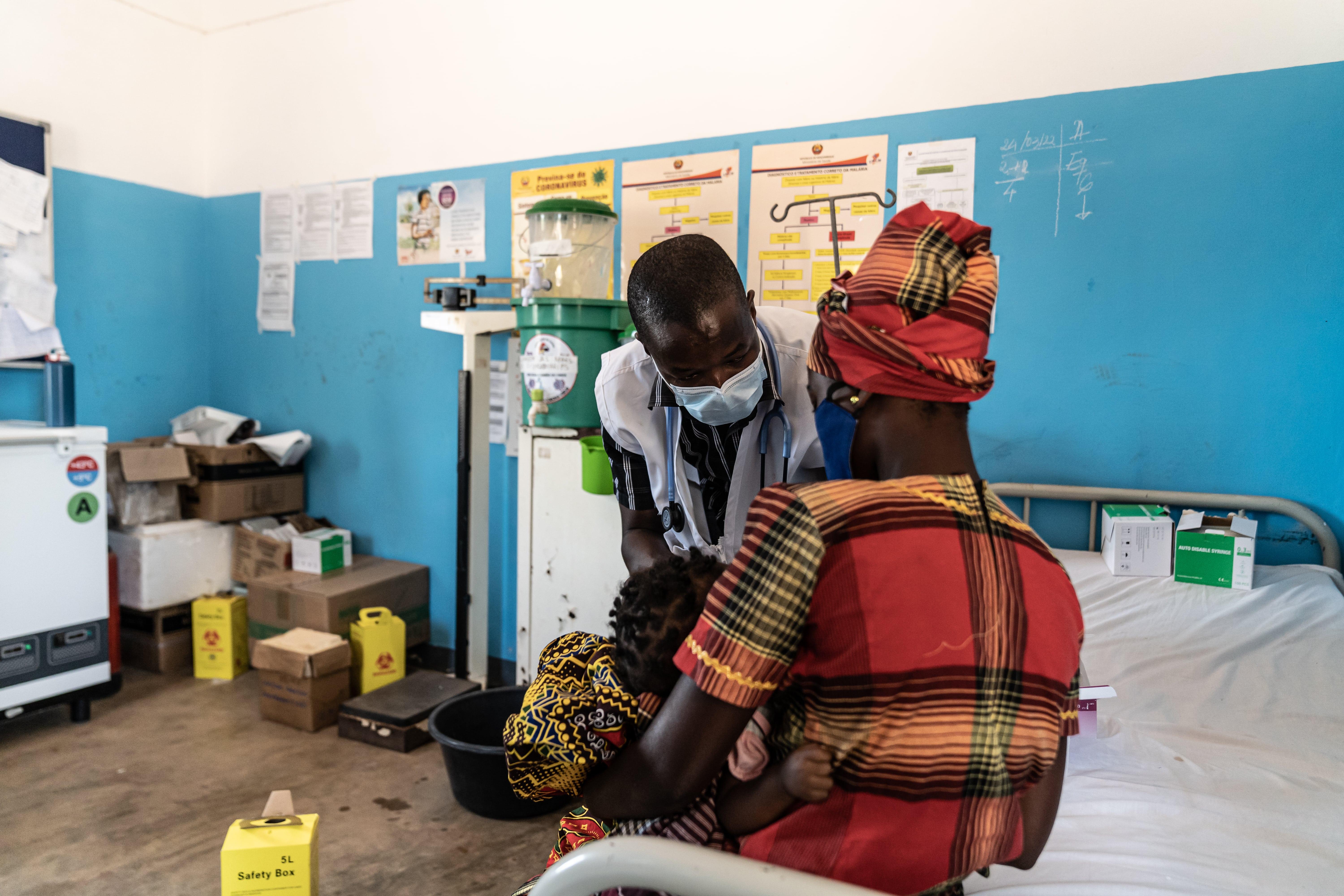 40 Years of Medical Services in Mozambique: Doctor Asitene Antonio administers treatment for a confirmed case of malaria.