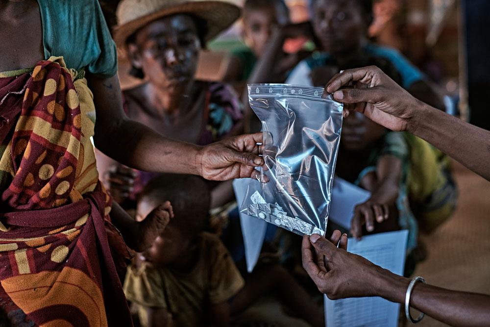 The mobile clinics serve people suffering from malnutrition, but not only. Some patients suffer from associated pathologies such as parasitosis or bilharzia. Appropriate medication is prescribed for them.