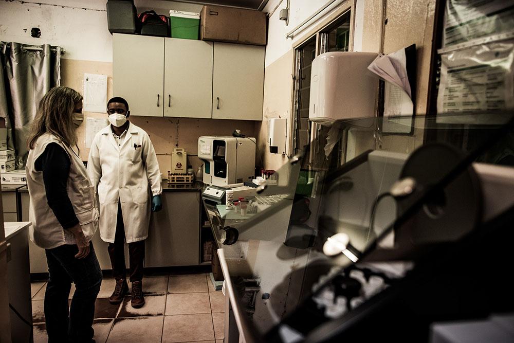 Natalia Tamayo is a medical specialist in infectious diseases and coordinator of the harm reduction programme for drug users. In the picture she is at the laboratory at the Alto-Maé centre, where TB diagnosis is also carried out. "What we want is that people don't get infected, and that if they do get infected they don't die," she sums up the project. 