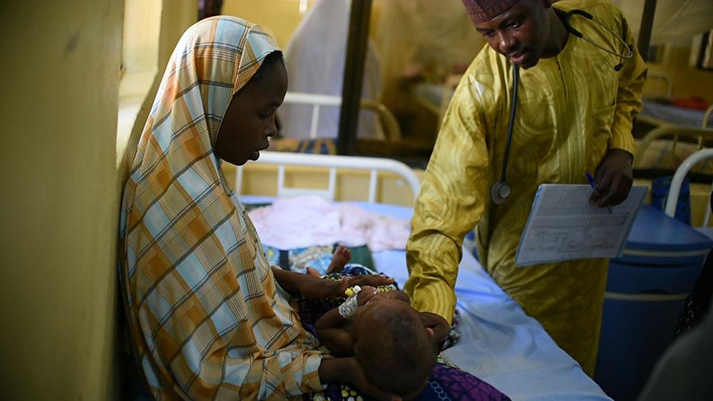 MoH doctor doing medical round with MSF team at MSF ITFC in Damaturu General Hospital. 