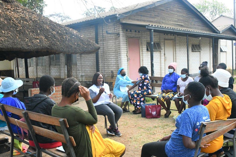 MSF, Doctors without borders, Social worker discussing maternal signs